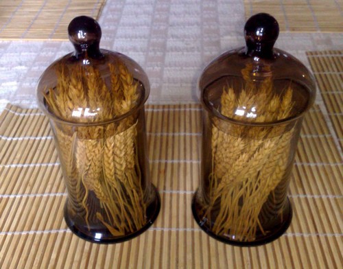 2 vasi in vetro colore fum� con spighe di grano
