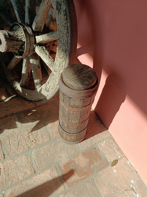 COLONNA IN LEGNO PRODUCI BURRO ANTICO