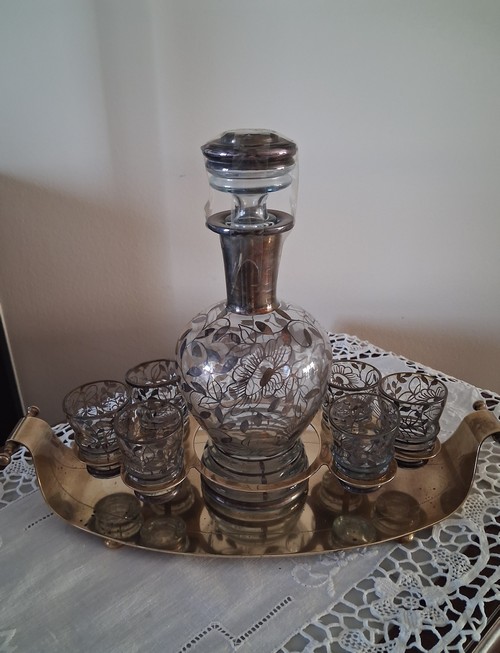 Set da liquore costituito da sei bicchieri e una b