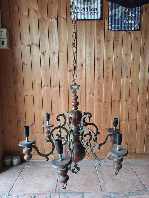 Lampadario in legno e metallo 
