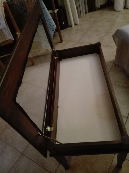 Tavolino con vetrina in legno