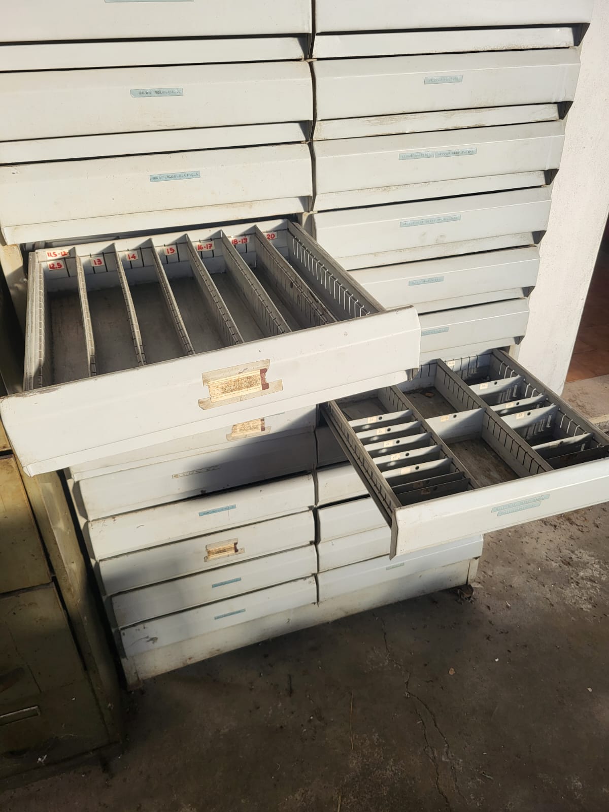 Cassettiera portautensili a cassetti multipli