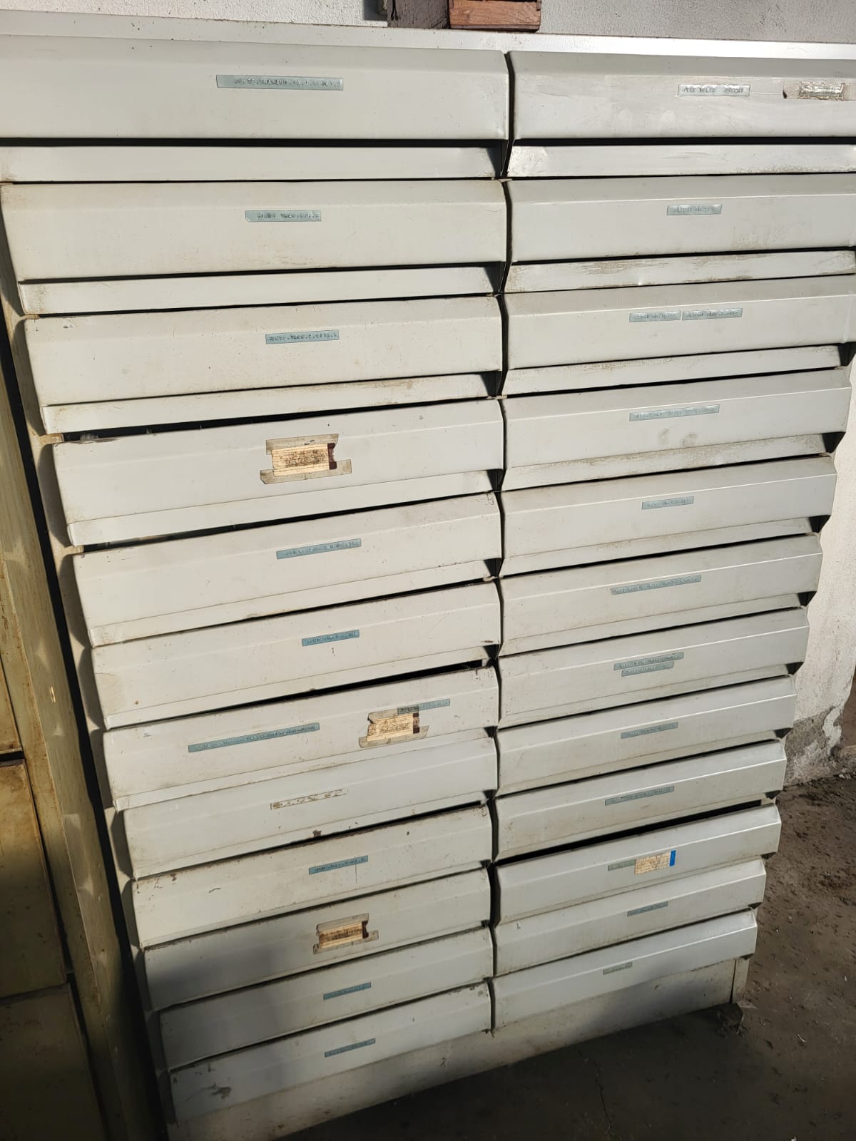 Cassettiera portautensili con cassetti aperti